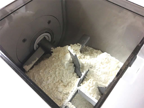 写真3　小麦粉（うどん）生地生成攪拌機の概要