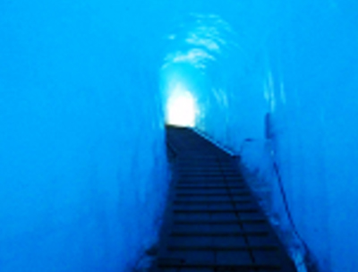 写真２　氷河トンネル壁の青白い様子
