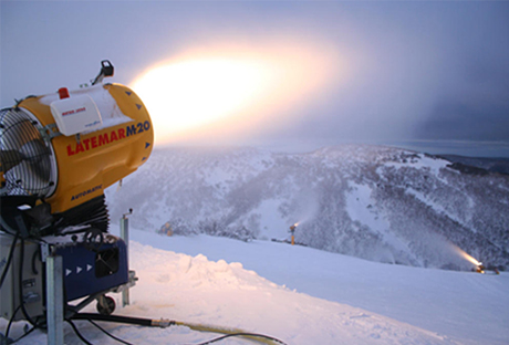 Snowmaking-mount-hotham，Wongm，2008，CC BY-SA 3.0 写真10 人工降雪機の造雪風景