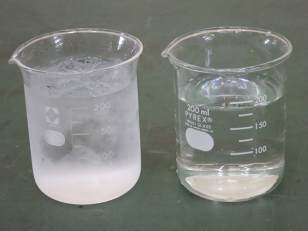 写真1 氷水が入ったビーカー（左）と水だけ入ったビーカー（右）ビーカーの表面が結露している。