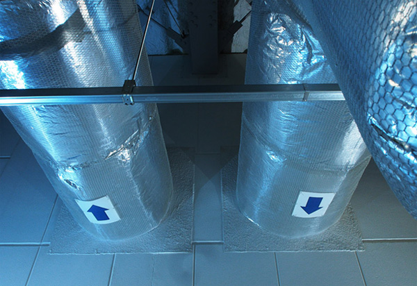 図7 冷蔵倉庫内につながる吸気管(左)と排気管(右)